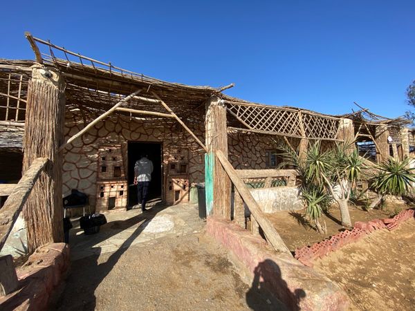 エジプト・カイロ「エジプト 砂漠キャンプの旅」の写真:砂漠の途中で休憩。ティー。