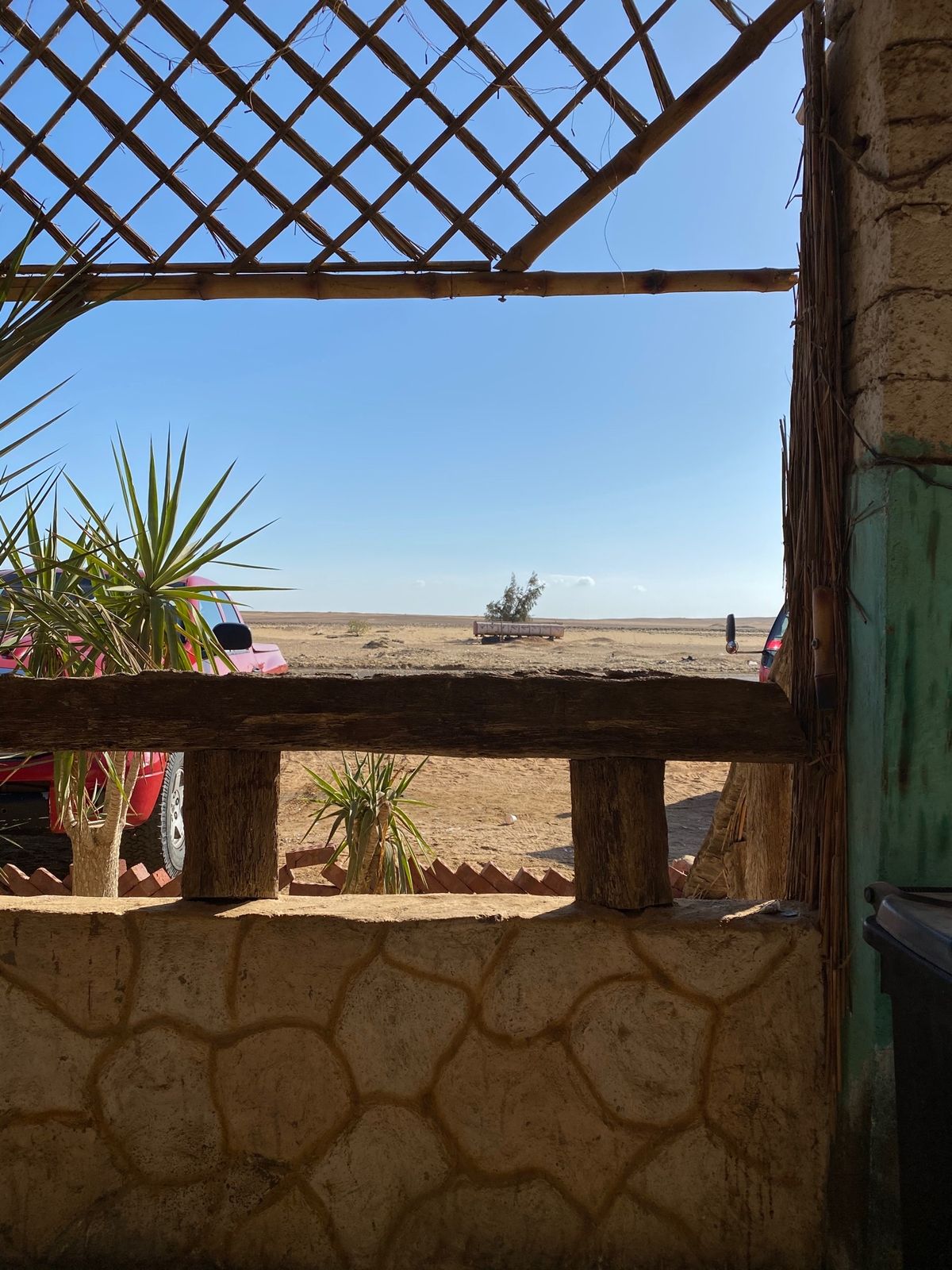 砂漠の途中で休憩。ティー。