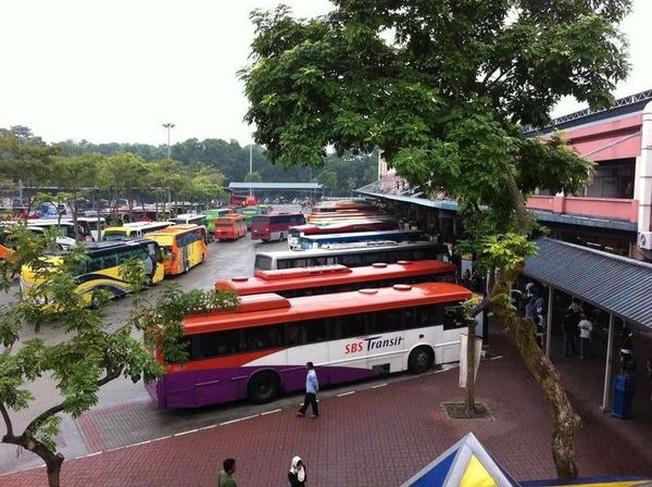 マレーシア・マラッカ「2011年 シンガポールからマラッカへ1泊2日」の写真：ジョホール・バルのバスターミナル。
手前...