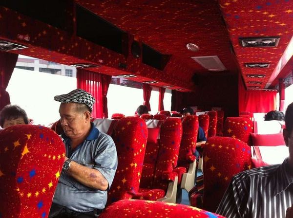 マレーシア・マラッカ「2011年 シンガポールからマラッカへ1泊2日」の写真：マラッカ行きの賑々しいバス内装。

