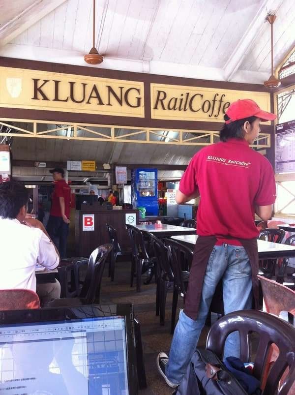 マレーシア・クアラルンプール「2012年 クアラルンプールに寄って日本に帰る」の写真：列車の出発が遅れているので、というか遅れ...