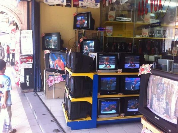 マレーシア・クアラルンプール「2012年 クアラルンプールに寄って日本に帰る」の写真：ブラウン管のテレビ売ってました。