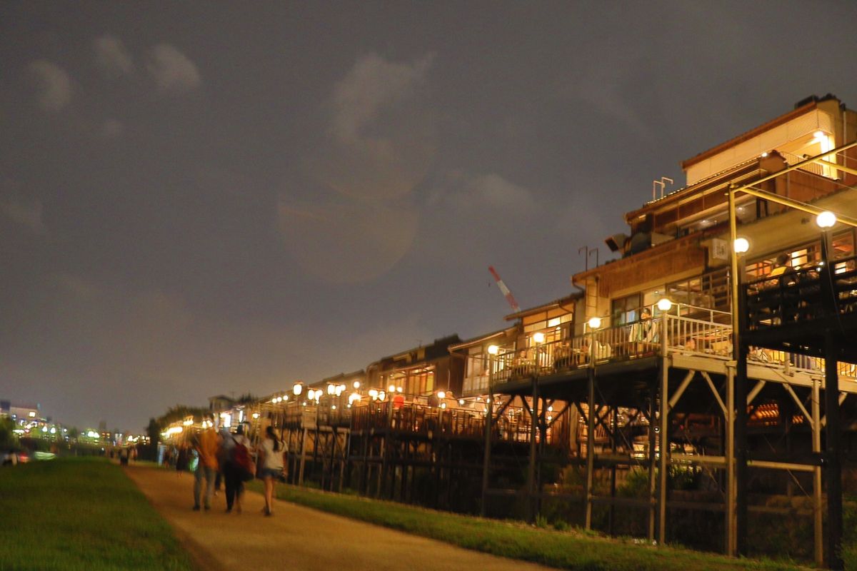 京都旅行 1日目
夏真っ盛りの中貴船の山道を登る
貴船、鞍馬へお参り終えて...