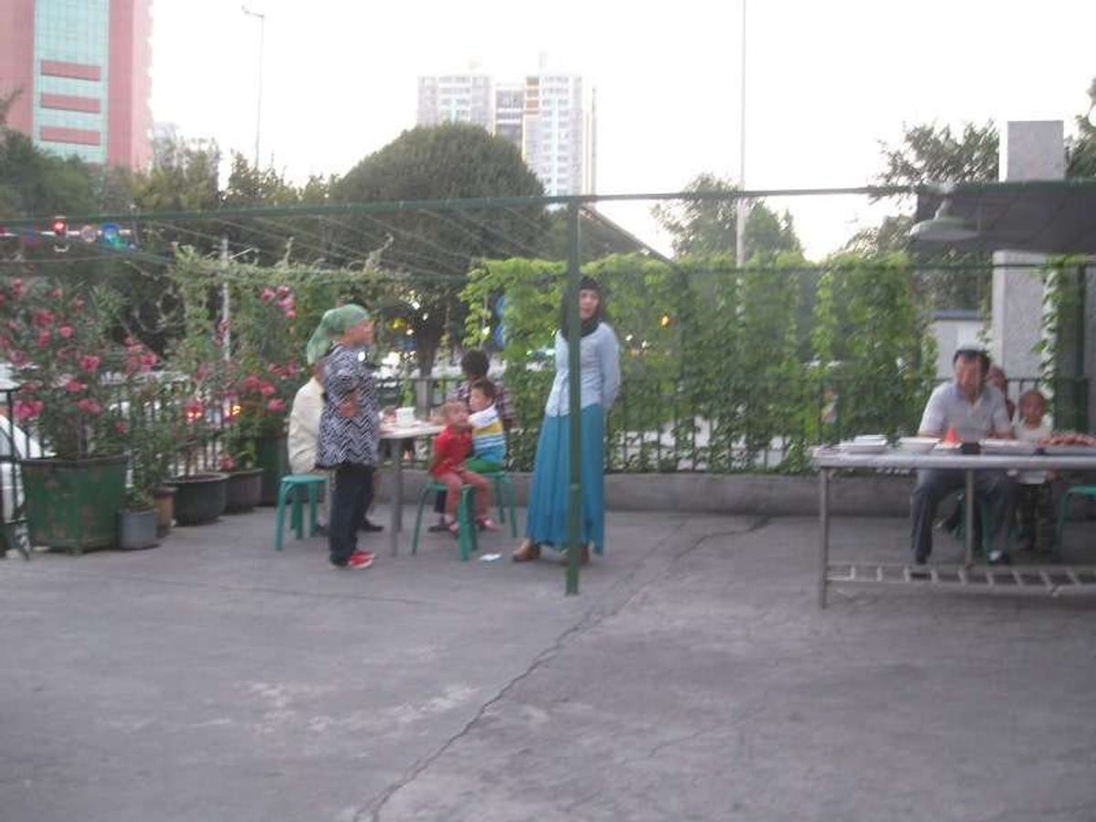 ウイグル料理のレストランにて