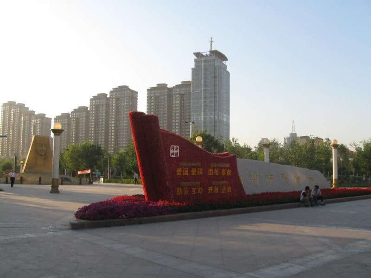 南湖市民広場。ウルムチの漢民族の憩いの場。みなさん公園内で写真を楽しそうに...