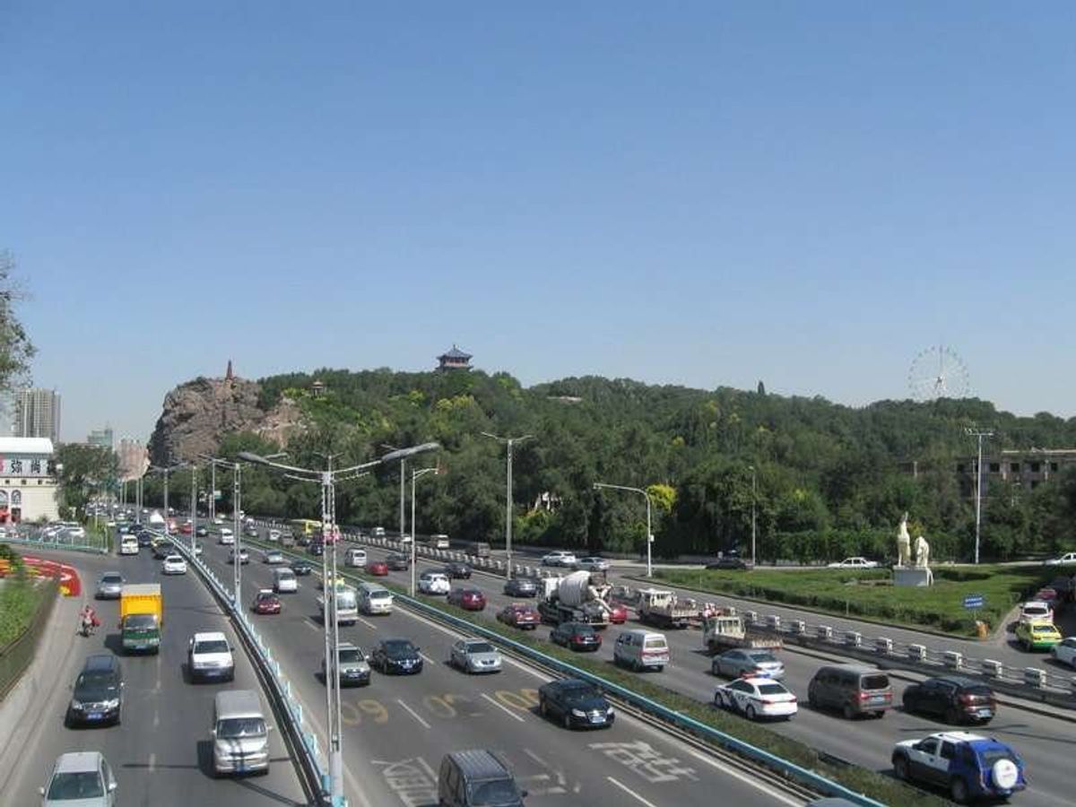 友好南路から紅山公園を見る