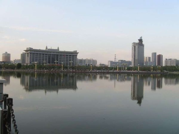 中国・ウルムチ「2013年 中国 ウルムチ滞在」の写真:南湖から見たウルムチ人民政府