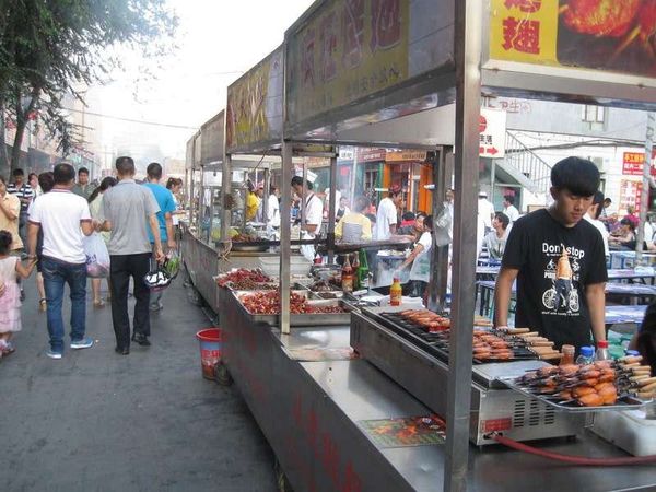 中国・ウルムチ「2013年 中国 ウルムチ滞在」の写真:カルフール裏の屋台通り