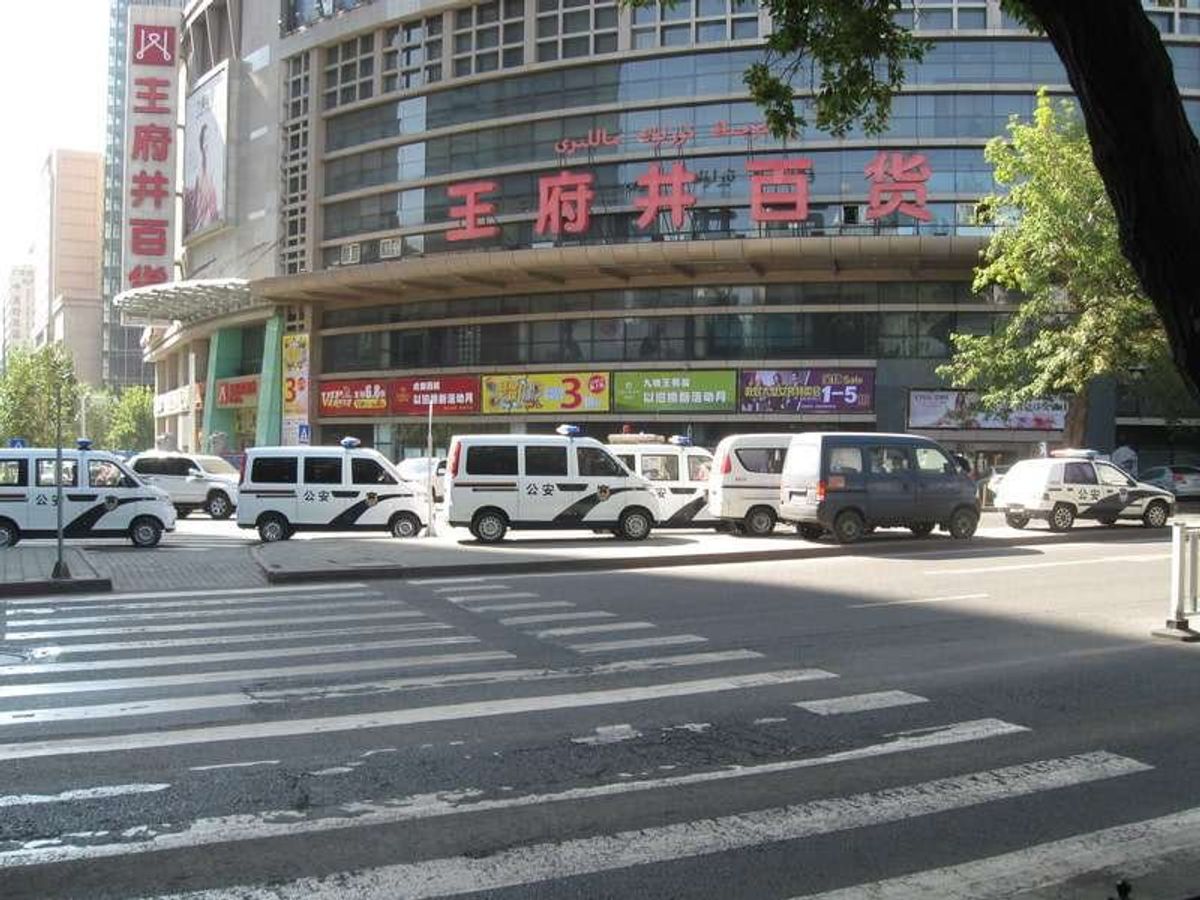 数多くの公安車が停車中