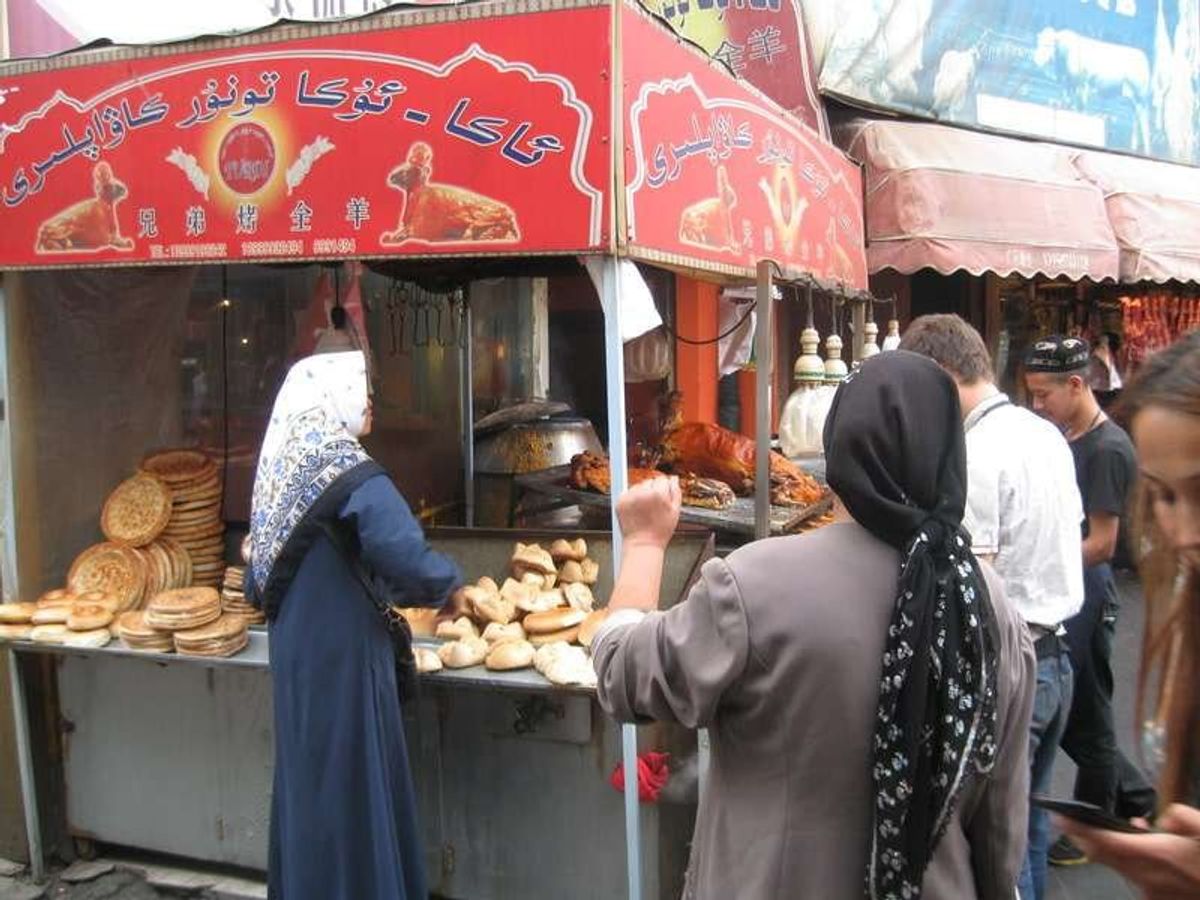 新疆国際大バザール。もう漢民族中国のイメージはなく、周りには中国公安の警備...