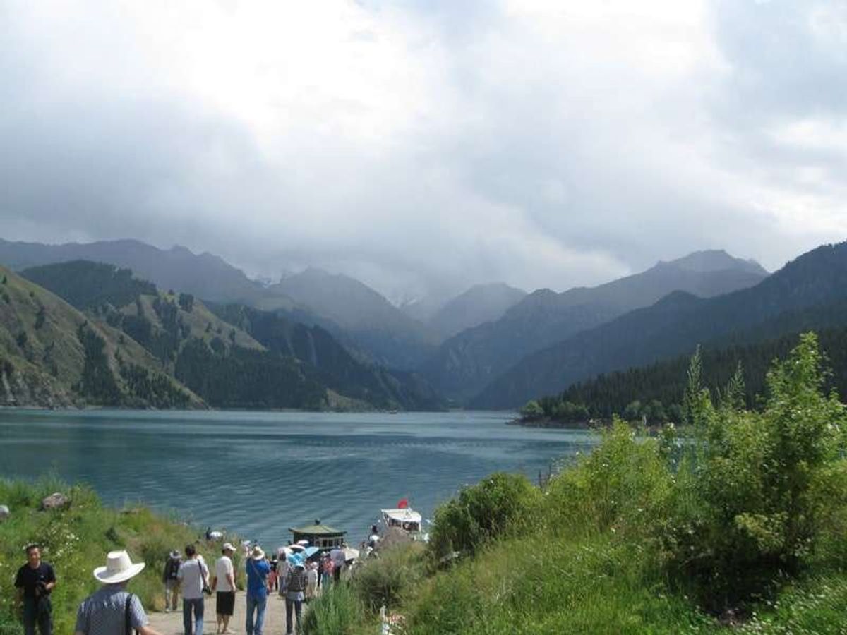 ウルムチ市からバスを乗り継いで向かった観光地、天山天池。入場料が高い。

