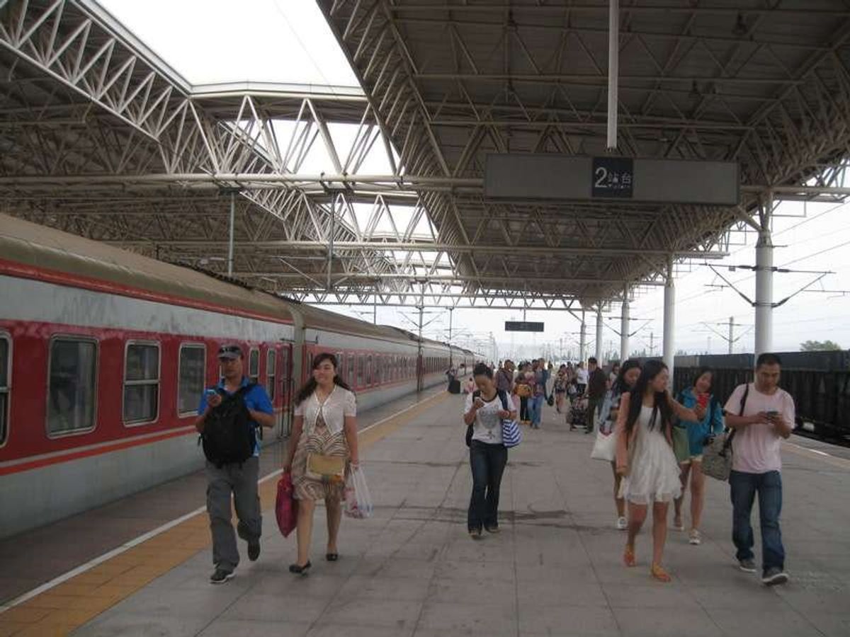 ウルムチから夜行列車で伊寧へ移動し、カザフスタン国境へ向かう。