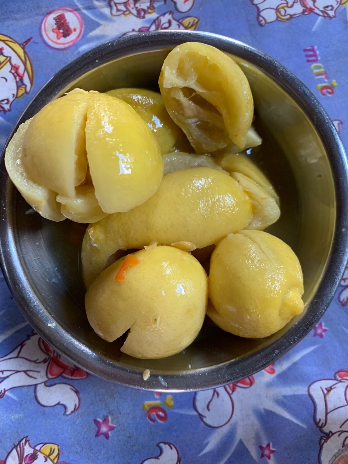 現地の快適な家でご飯をいただく。

塩と胡椒で炊いたパスタ入りのご飯に、
...