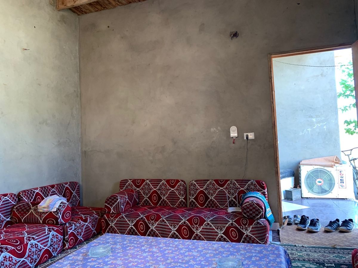 現地の快適な家でご飯をいただく。

塩と胡椒で炊いたパスタ入りのご飯に、
...