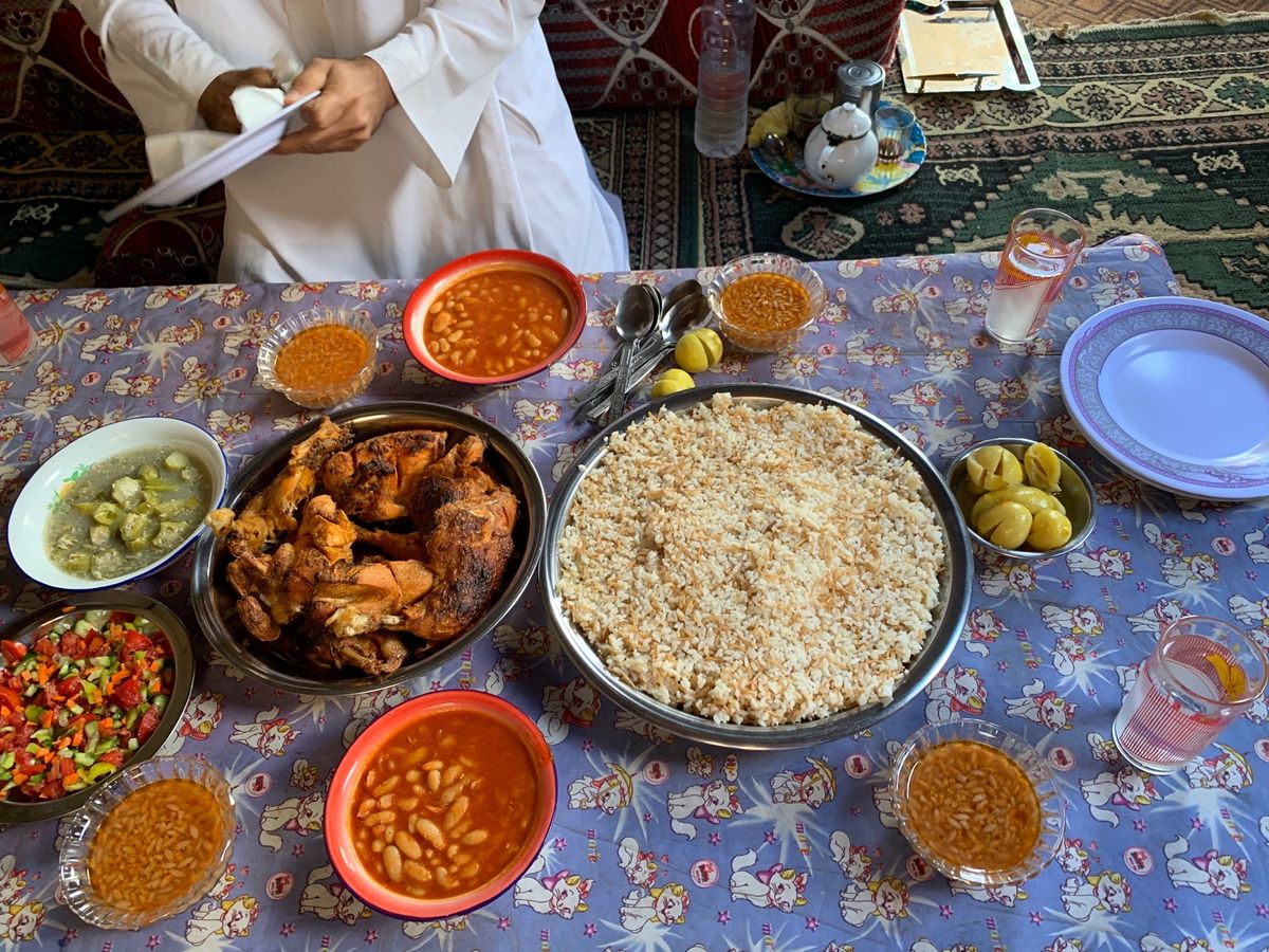 現地の快適な家でご飯をいただく。

塩と胡椒で炊いたパスタ入りのご飯に、
...