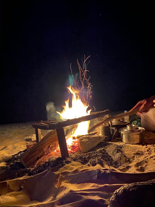 エジプト・カイロ「エジプト 砂漠キャンプの旅」の写真:砂漠で火を起こしキャンプ!
薪が萌える...