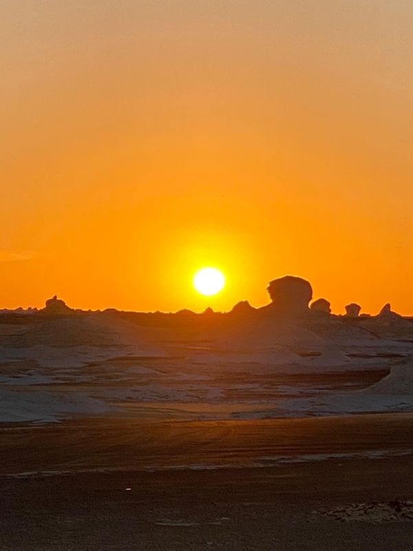 エジプト・カイロ「エジプト 砂漠キャンプの旅」の写真:朝6時に起きると辺りは明るくなっていた。...