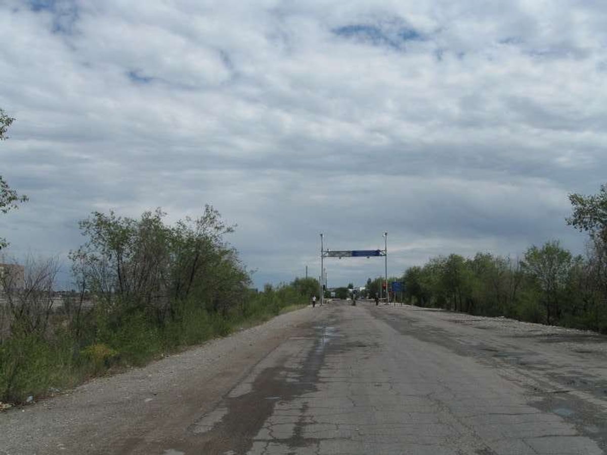 中国から入国してすぐの道。ガタガタになりました。