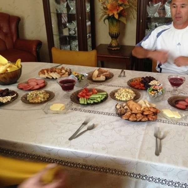 カザフスタン・アルマトイ「2013年 カザフスタン 1998年までの首都アルマトイ散策とタジキスタンビザ取得」の写真：途中タクシードライバー宅にて昼食。
近所...