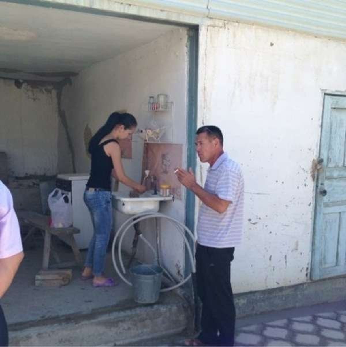 途中タクシードライバー宅にて昼食。
近所の長老達も数人一緒になりました。
...