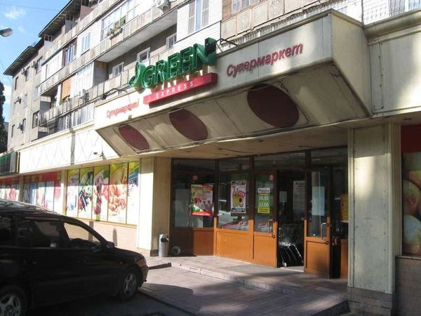 カザフスタン・アルマトイ「2013年 カザフスタン 1998年までの首都アルマトイ散策とタジキスタンビザ取得」の写真：アルマトィの初日朝
スーパーマーケットで...