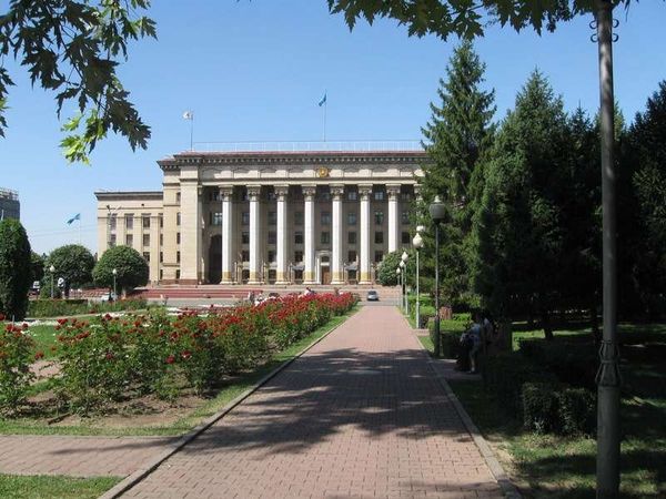カザフスタン・アルマトイ「2013年 カザフスタン 1998年までの首都アルマトイ散策とタジキスタンビザ取得」の写真：市政府