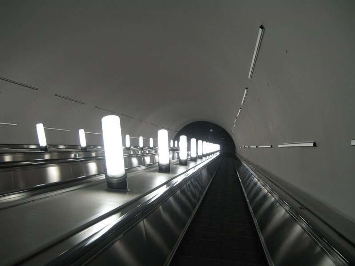 昨年開通した地下鉄とのことですが、何故か？やはり？ソ連式地下鉄。