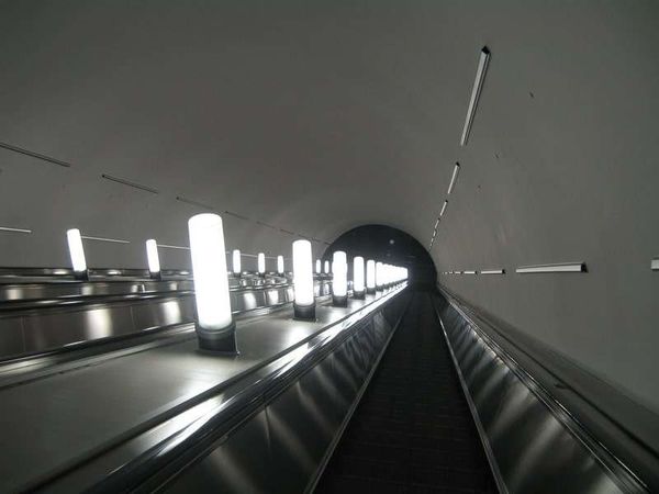 カザフスタン・アルマトイ「2013年 カザフスタン 1998年までの首都アルマトイ散策とタジキスタンビザ取得」の写真：昨年開通した地下鉄とのことですが、何故か...