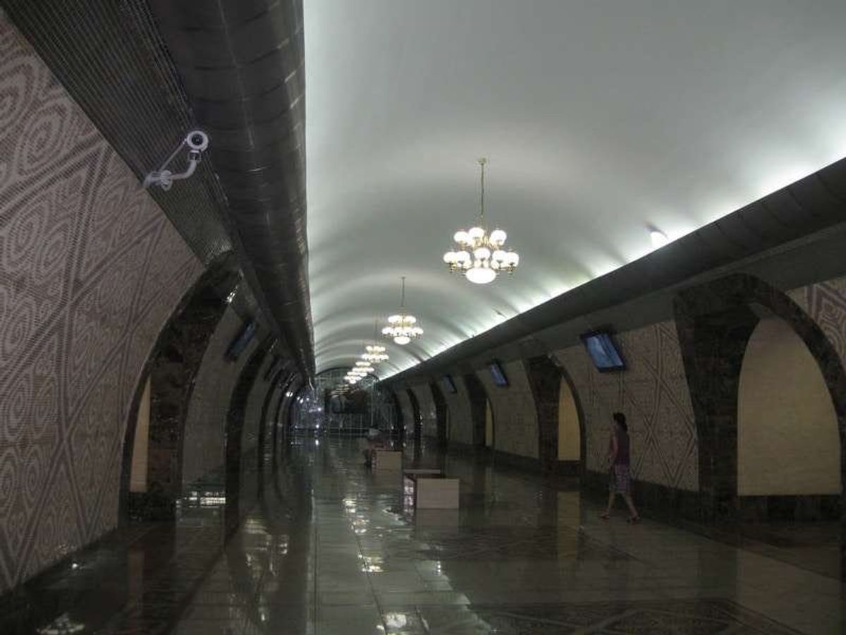 昨年開通した地下鉄とのことですが、何故か？やはり？ソ連式地下鉄。