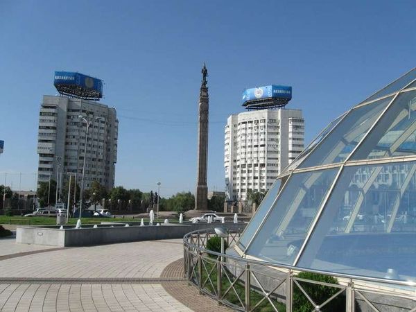 カザフスタン・アルマトイ「2013年 カザフスタン 1998年までの首都アルマトイ散策とタジキスタンビザ取得」の写真：独立記念塔の下にショッピングモールがあります。