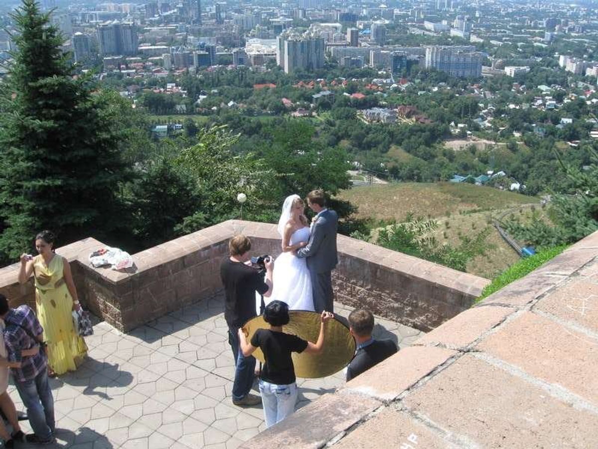 ケーブルカーで丘に上がると、小さな動物園や遊園地、公園があります。結婚式の...