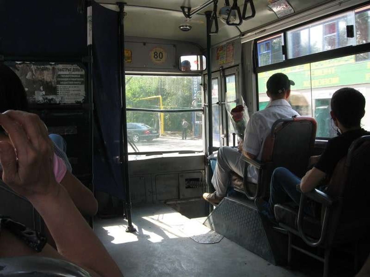 バスは車掌みたいな若者にお金を払って乗ります。