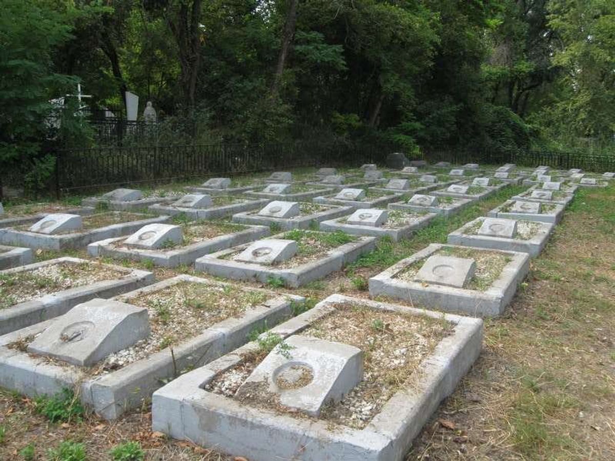 集合墓地の奥の奥の奥まで行くと、シベリア抑留者の日本人集合墓地があります。