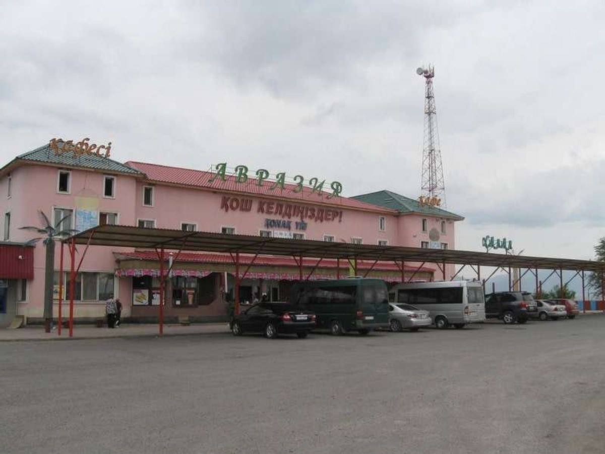 カザフスタンのアルマトイからのベンツのミニバスはキルギスに入国後ドライブイ...