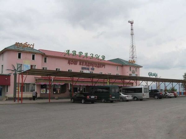 キルギスタン・ビシュケク「2013年 キルギス ソ連に翻弄された地へ訪れる。」の写真:カザフスタンのアルマトイからのベンツのミ...