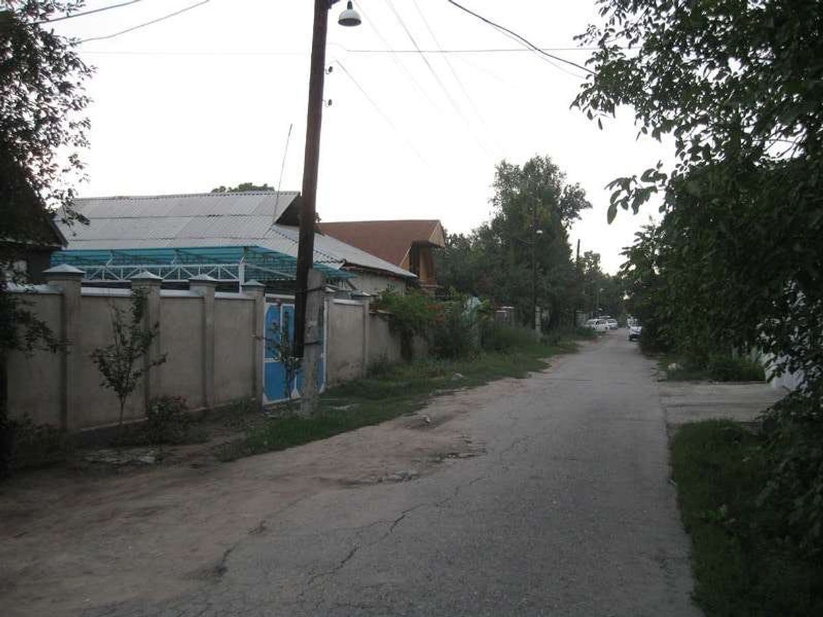 タクシーで東バスターミナルに移動、
その裏の宿を探していると、宿の主人が察...