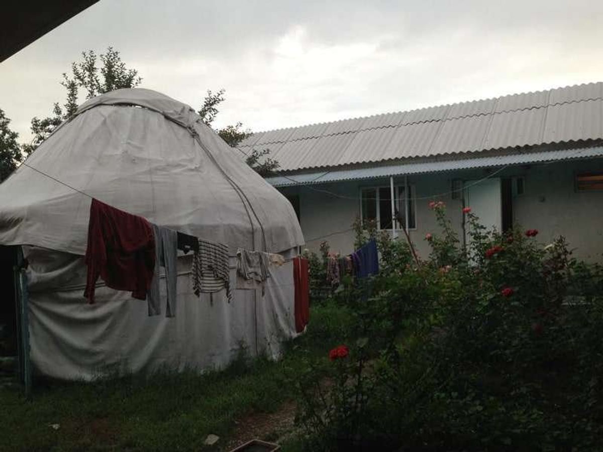 タクシーで東バスターミナルに移動、
その裏の宿を探していると、宿の主人が察...