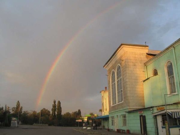 キルギスタン・ビシュケク「2013年 キルギス ソ連に翻弄された地へ訪れる。」の写真:夕食を取ろうと表通りへ数分歩いたら、いき...