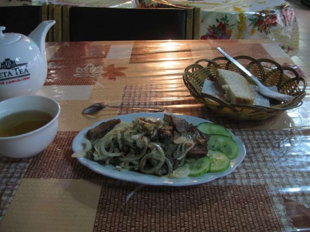 バスターミナルの隣の食堂にて。
キルギス料理。
お肉が美味しかった。

