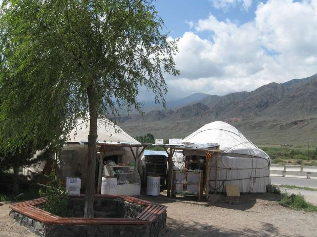 ビシュケクからチョルボン・アタという湖へ向かう道でのバスの休憩所。景色も良好。