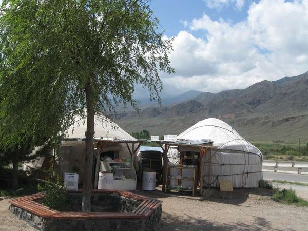 キルギスタン・ビシュケク「2013年 キルギス ソ連に翻弄された地へ訪れる。」の写真:ビシュケクからチョルボン・アタという湖へ...