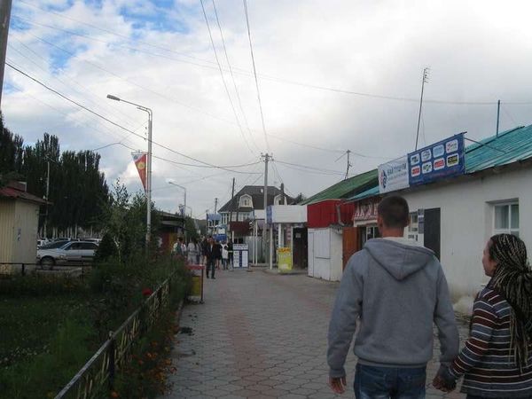 キルギスタン・ビシュケク「2013年 キルギス ソ連に翻弄された地へ訪れる。」の写真:チョルポン・アタのメインストリート
大通...