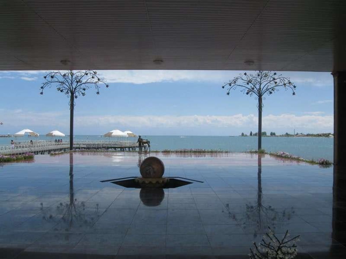 北京ー烏魯木斉便が突然欠航になり空港近くの宿にキルギス人と宿泊。
その時に...