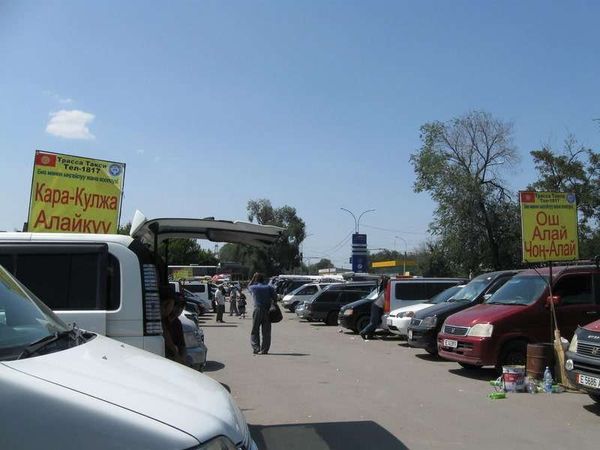 キルギスタン・ビシュケク「2013年 キルギス ソ連に翻弄された地へ訪れる。」の写真:ビシュケクのオシュ行きタクシー乗り場。
...
