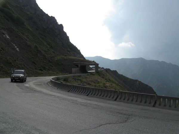 キルギスタン・ビシュケク「2013年 キルギス ソ連に翻弄された地へ訪れる。」の写真:ビシュケクからオシュへ向かう峠越えの道。...