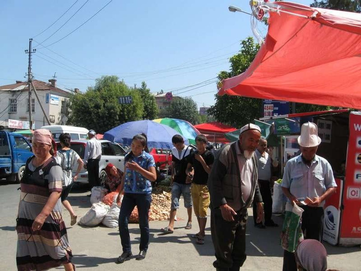 オシュの市場。かつてのウズベク人とキルギス人との衝突の跡もなく、平穏に時が...