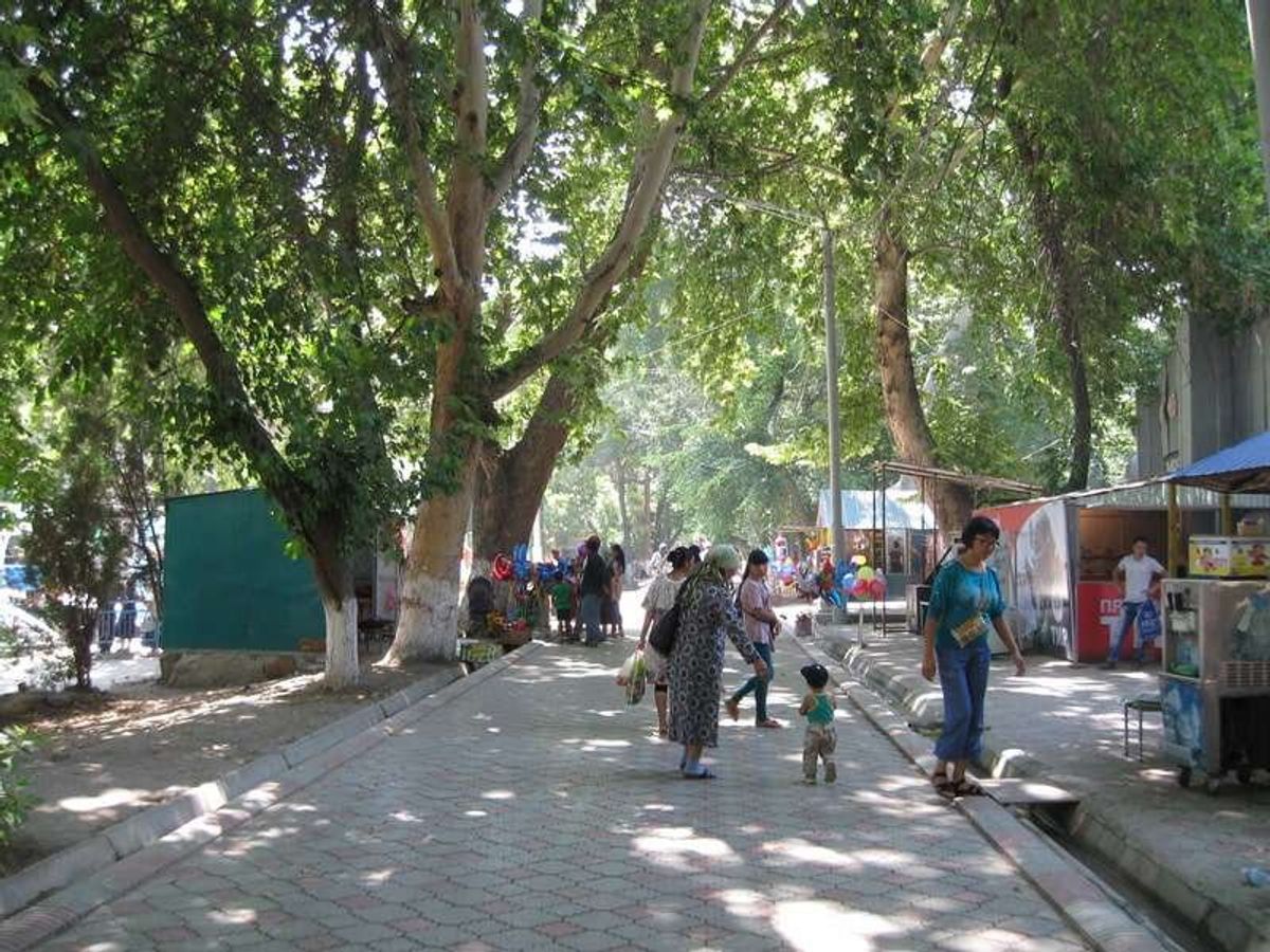 オシュの市場。かつてのウズベク人とキルギス人との衝突の跡もなく、平穏に時が...