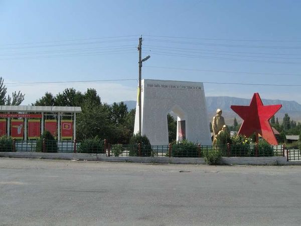 キルギスタン・ビシュケク「2013年 キルギス ソ連に翻弄された地へ訪れる。」の写真:バトケン。タジキスタン国境付近。
ここで...
