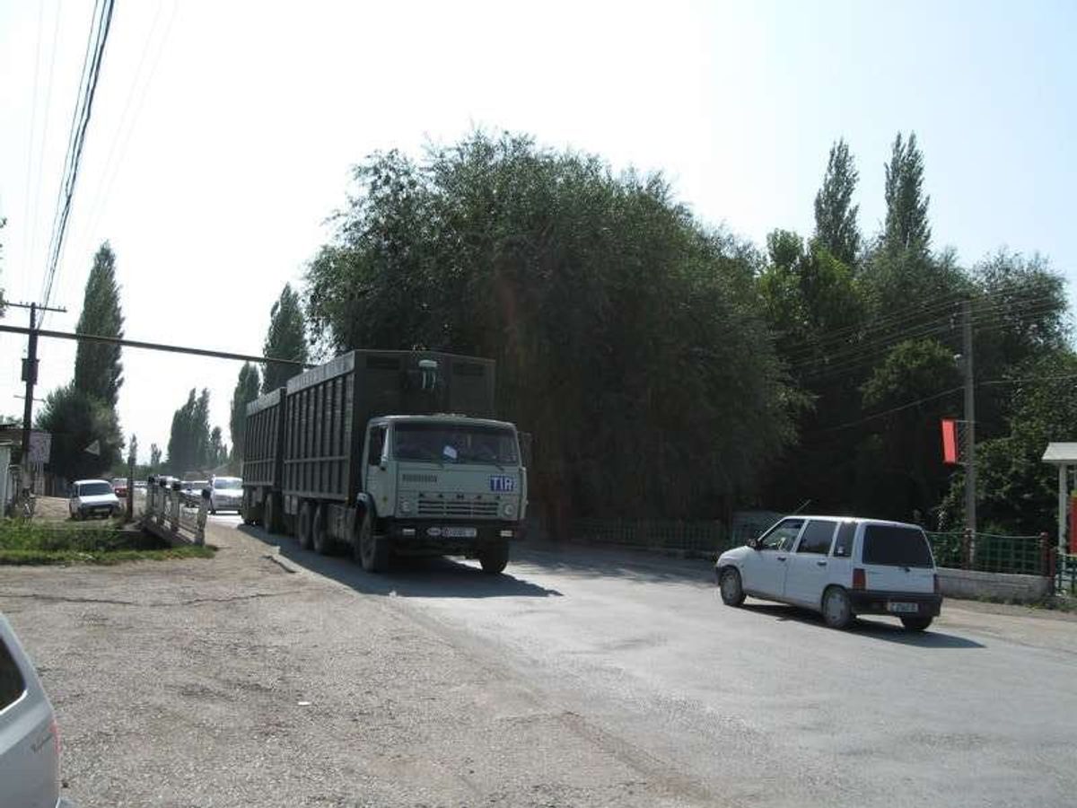 バトケン。タジキスタン国境付近。
ここでタジキスタン行の白タクに乗り換える...