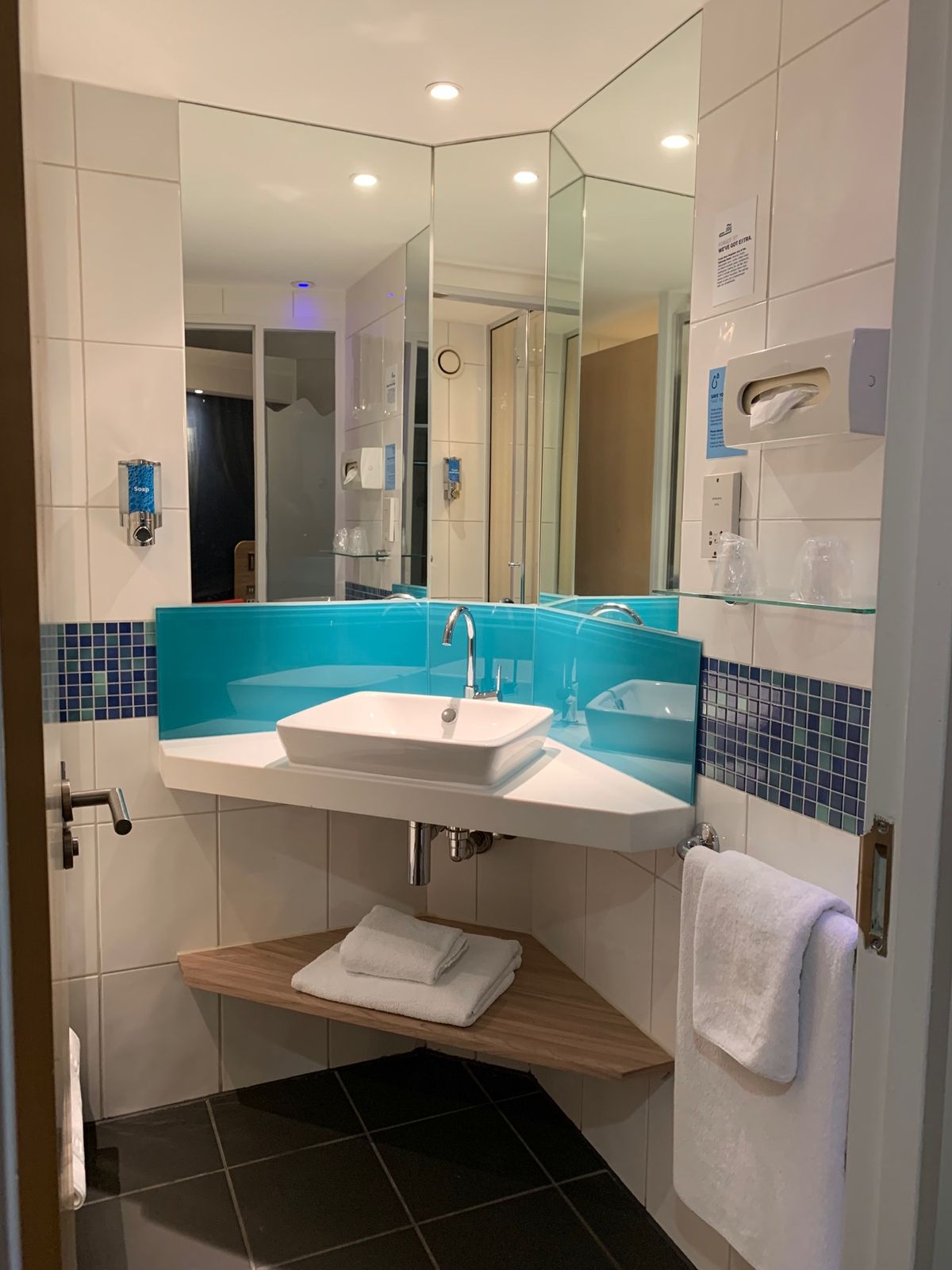 ヒースローからナショナルエクスプレスでルートン空港まで入国後即移動。
金額...